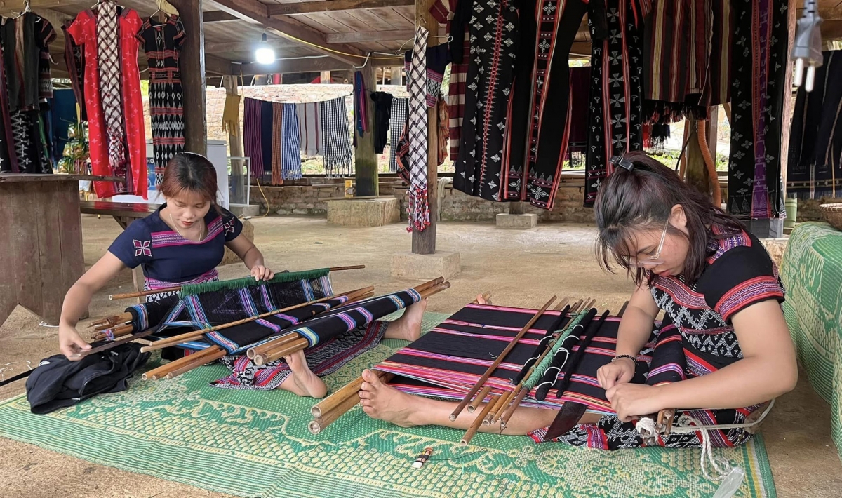 Đồng bào dân tộc Tà Ôi với nghề dệt Zèng - Di sản văn hóa phi vật thể quốc gia