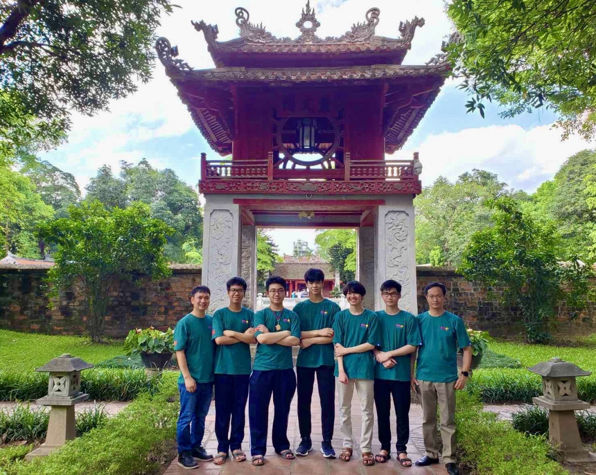 5 thí sinh Việt Nam cùng giáo viên hướng dẫn tham dự Olympic Vật lí Quốc tế năm 2023
