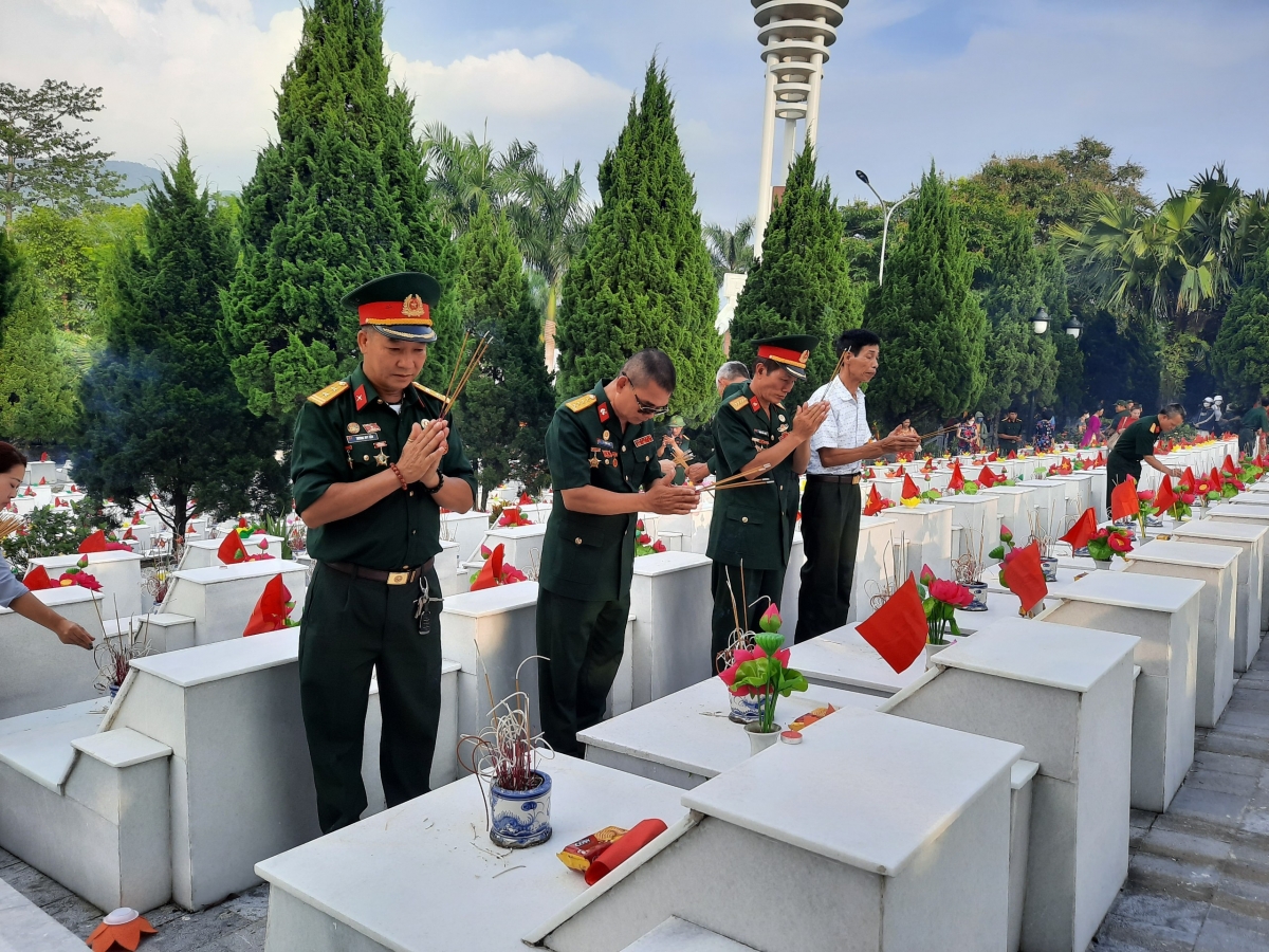 Đồng đội thắp hương tưởng niệm các anh hùng liệt sĩ tại Nghĩa trang Quốc gia Vị Xuyên