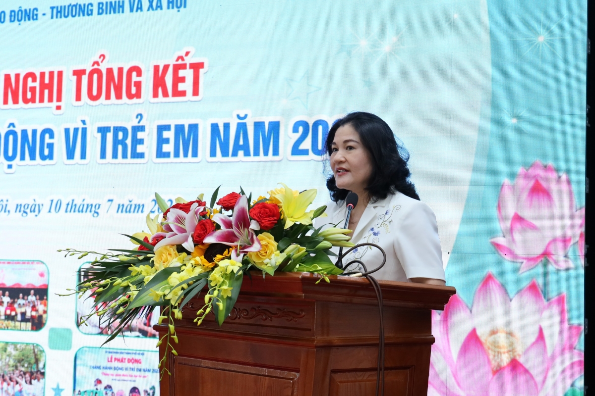 Thứ trưởng Bộ Lao động, Thương binh và Xã hội Nguyễn Thị Hà phát biểu tại lễ tổng kết