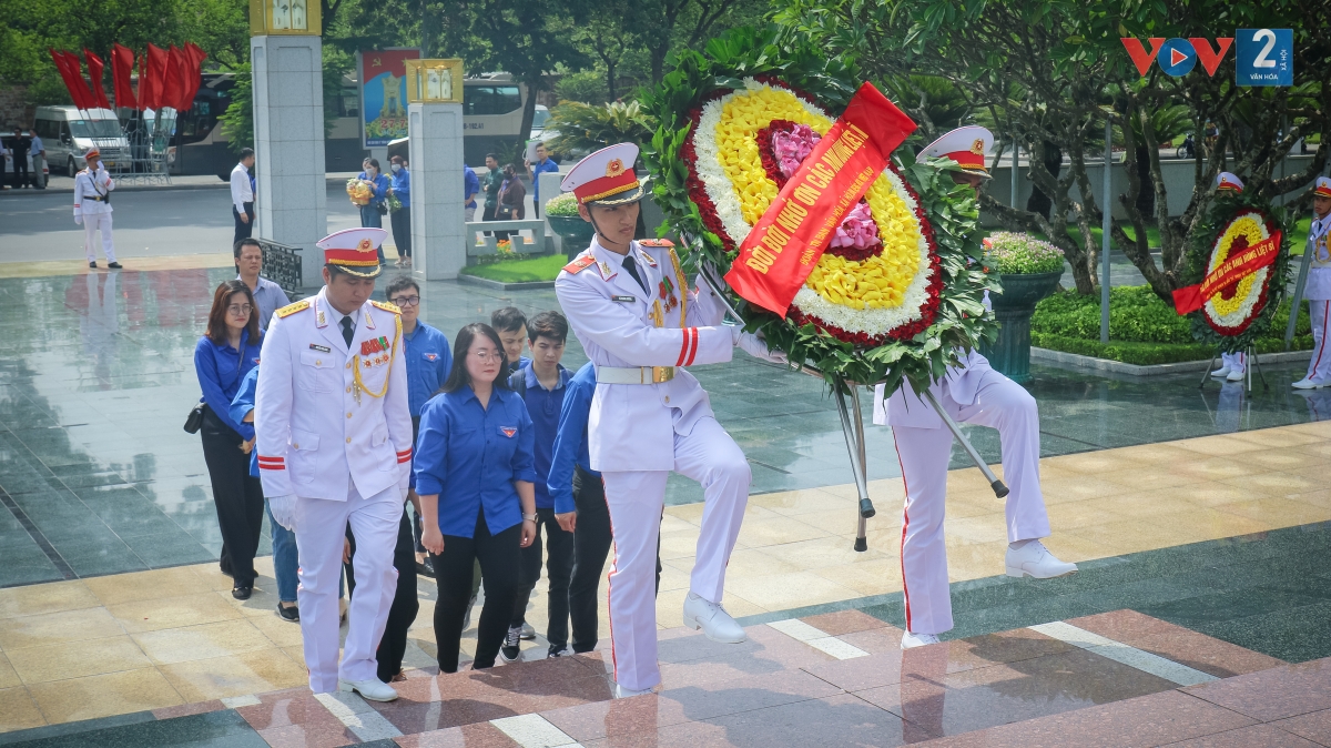 Đoàn thanh niên VOV dâng hương tưởng niệm các Anh hùng liệt sĩ tại
Tượng đài Bắc Sơn (quận Ba Đình, TP. Hà Nội).