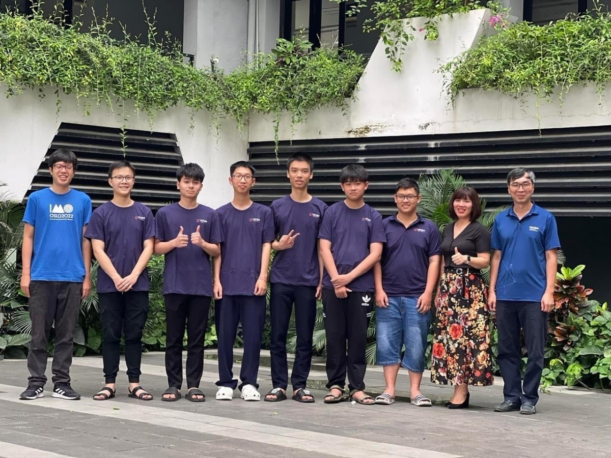 Đội tuyển Toán học Việt Nam tại Viện Nghiên cứu cao cấp về Toán trước ngày lên đường tham dự IMO 2023 