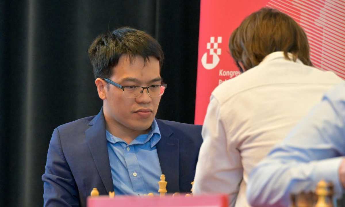 Lê Quang Liêm (trái) trong ván hòa Jules Moussard ở vòng áp chót Biel Grandmaster tại Thụy Sĩ ngày 25/7/2023. Ảnh: BCF