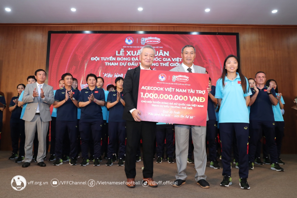 Đội tuyển nữ nhận 1 tỷ đồng từ nhà tài trợ Acecook Việt Nam trước ngày lên đường