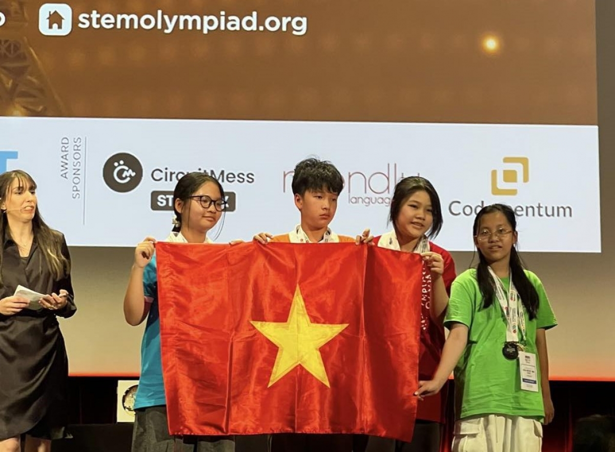 Em Nguyễn Ngọc Hà Linh - học sinh lớp 7A10 (đầu tiên bên trái) và em Trần Đức Toàn – học sinh lớp 9A17 (thứ hai từ trái qua) – nhận huy chương Vàng tại cuộc thi