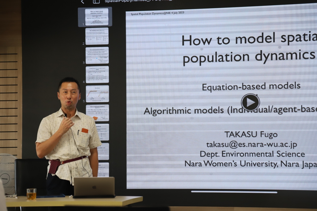 GS. Fugo Takasu (Nara Women's University, Japan) giảng bài tại Trường hè Toán Sinh 2023