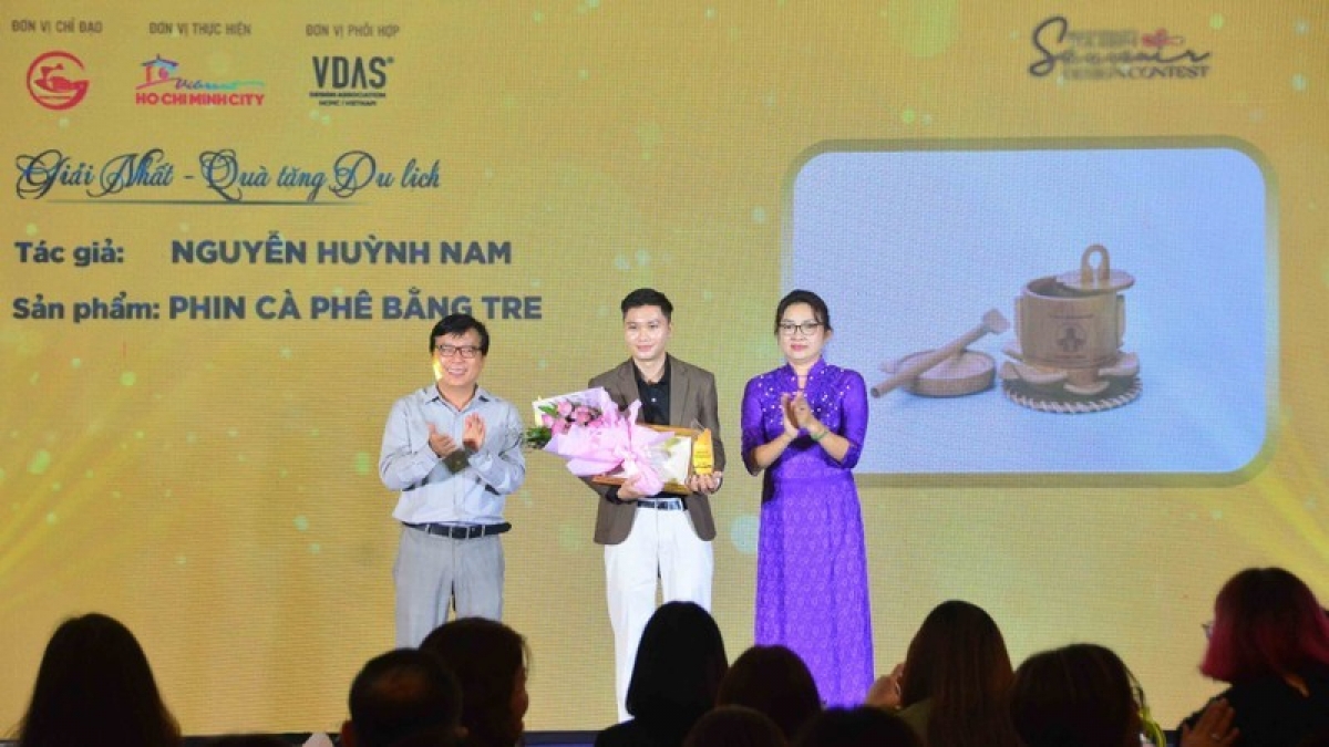 Ban tổ chức trao giải Nhất bảng B cho tác giả Nguyễn Huỳnh Nam với sản phẩm "Phin pha cà phê bằng tre"