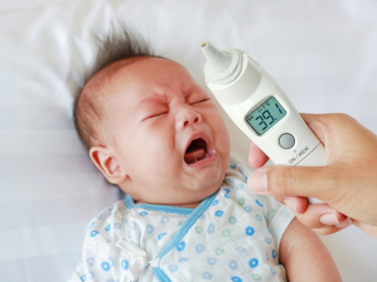 Biểu hiện sốt khi bị sốt xuất huyết thường cao và khó hạ so với sốt ở tay chân miệng