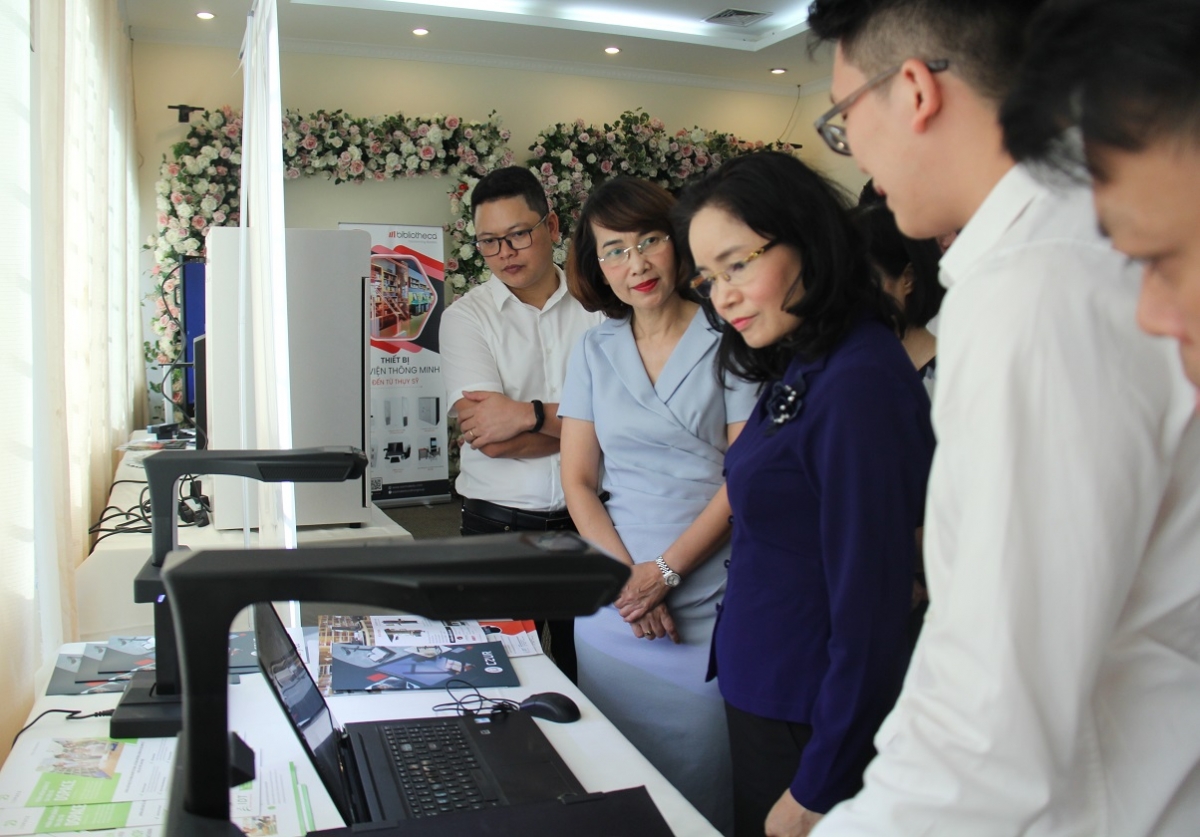 Thứ trưởng Bộ VHTTDL Trịnh Thị Thủy cùng các đại biểu tham quan gian trưng bày các thiết bị số hóa trong khuôn khổ Hội thảo