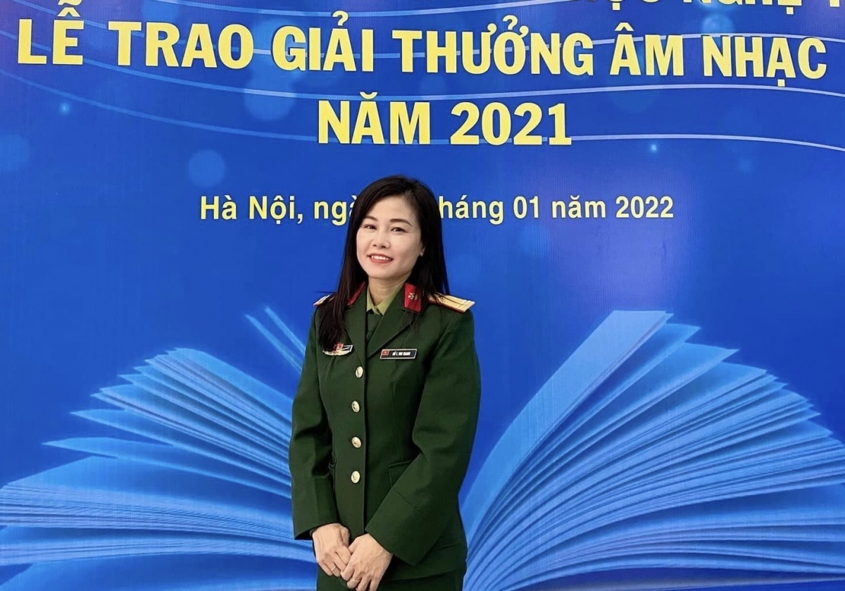 Trung tá Hồ Thu Trang, tác giả "Bến sông đợi chờ".