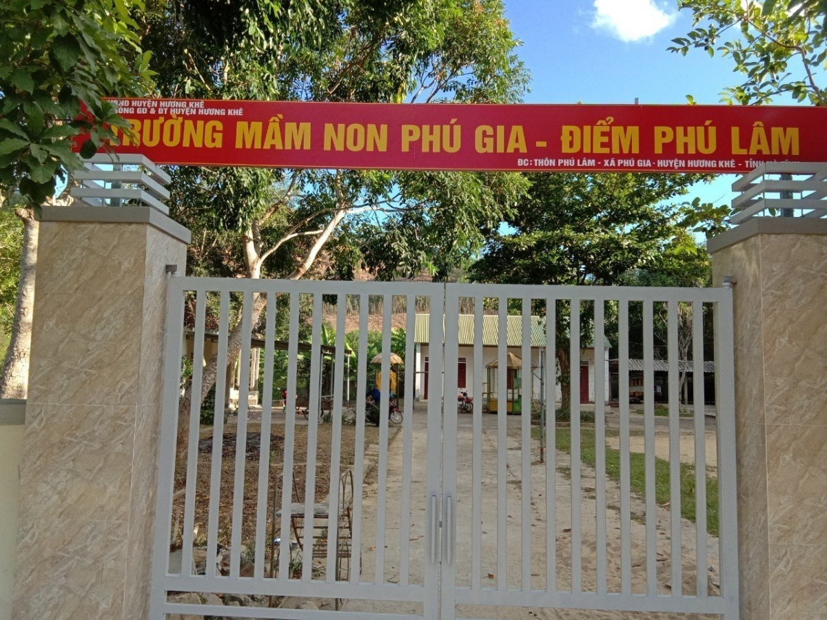 Cổng trường mầm non Phú Gia, điểm Phú Lâm được xây mới nhờ tài trợ của tổ chức thiện nguyện 