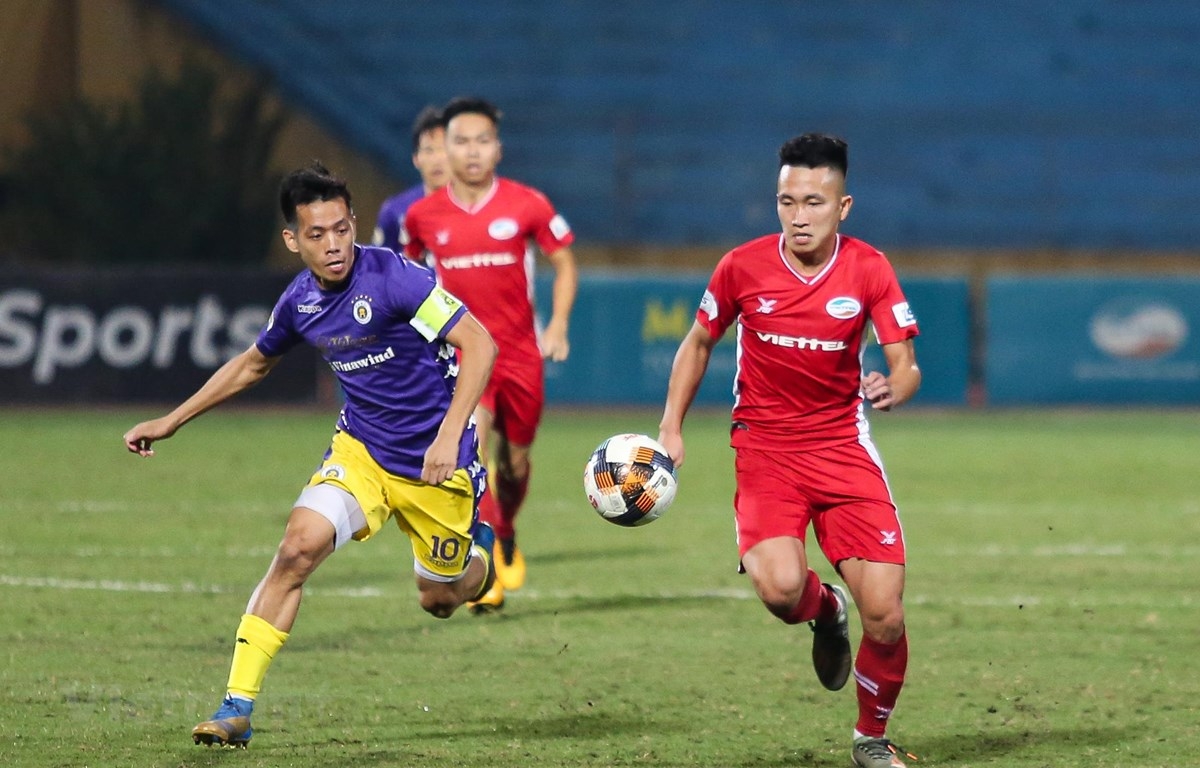 Việc thiếu đội trưởng Văn Quyết (áo xanh) làm giảm khả năng tấn công của Hà Nội FC 