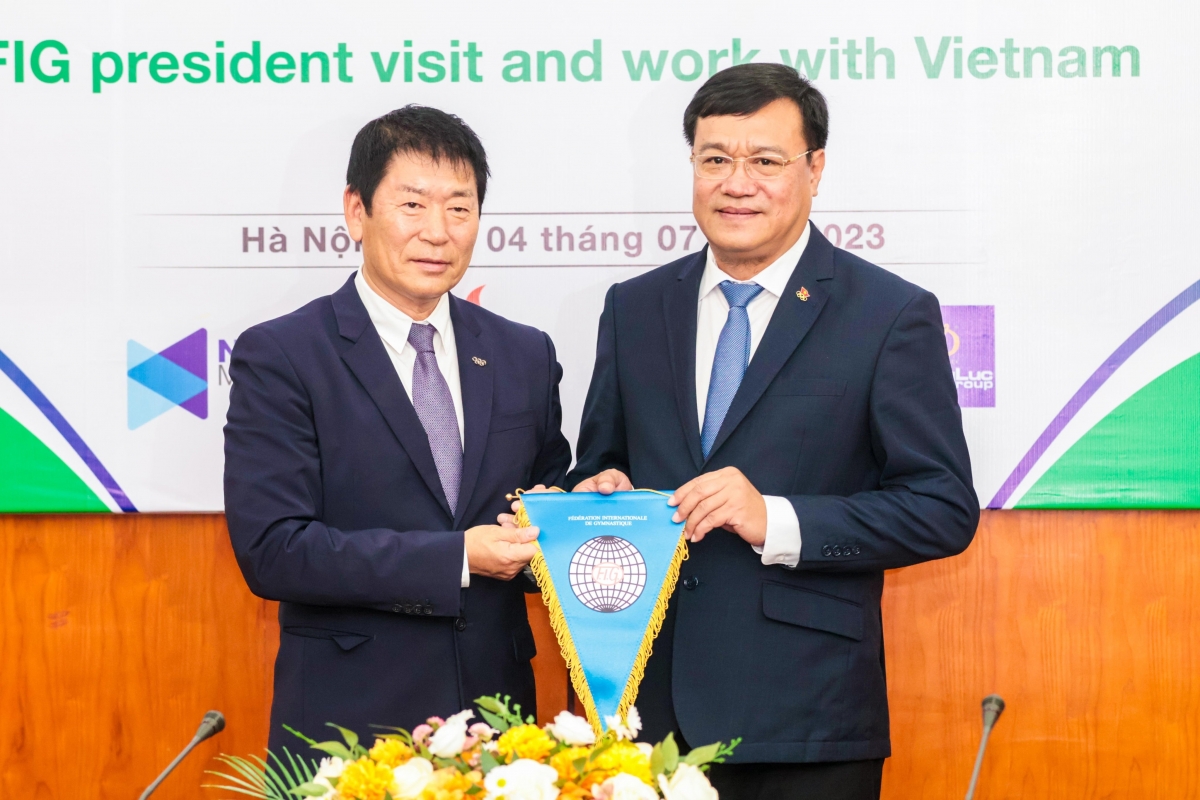 Chủ tịch Liên đoàn Thể dục thế giới Morinari Wantanabe và Cục trưởng Cục TDTT Đặng Hà Việt