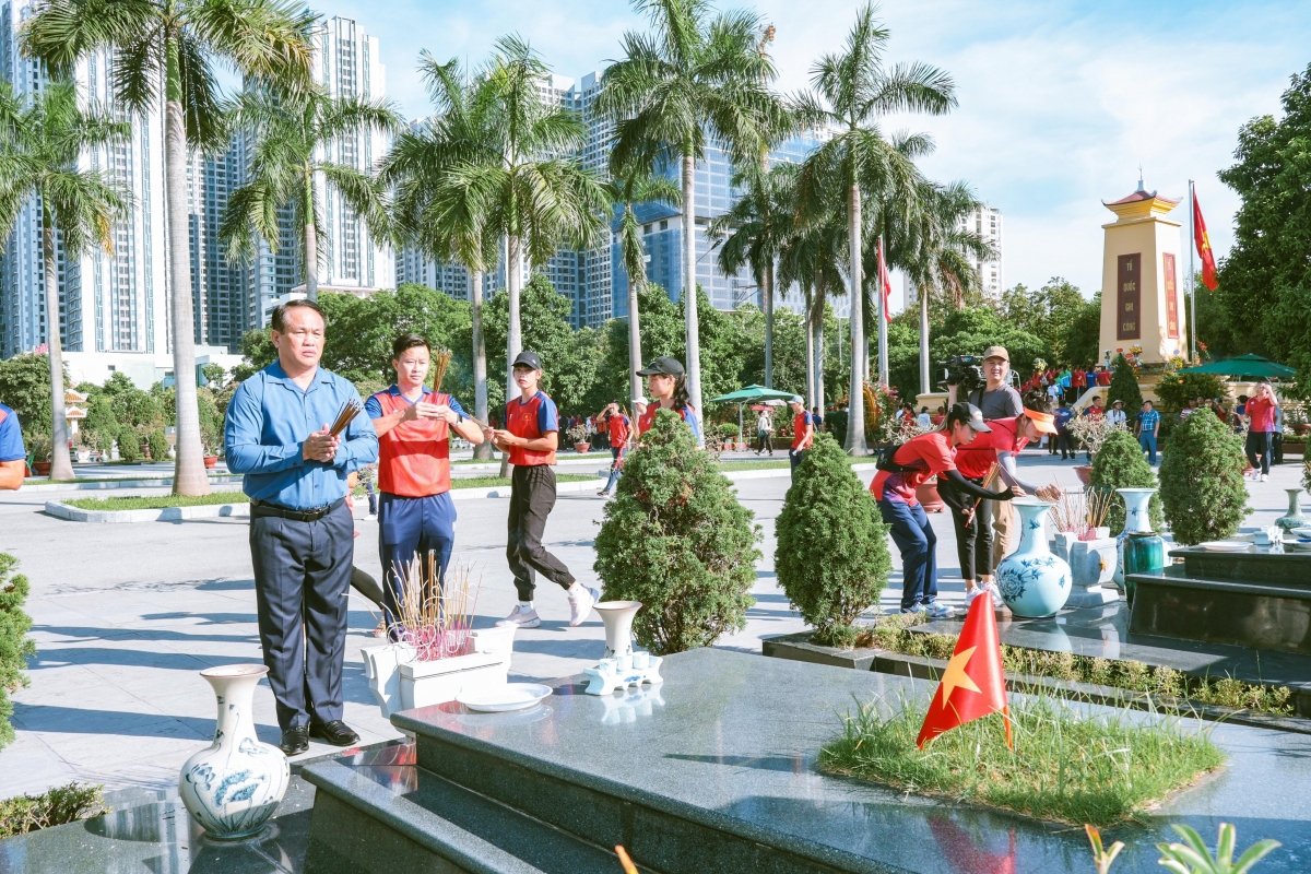 Các HLV, VĐV dâng hương tưởng niệm tại nghĩa trang Mai Dịch, Hà Nội (Ảnh: Quý Lượng)