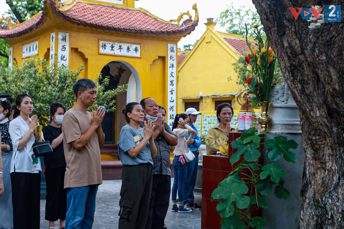 Cứ mỗi dịp tháng 7, nhiều ngôi chùa trên địa bàn thành phố Hà Nội đón nhận rất nhiều tấm lòng của các Phật tử, những bạn trẻ đi lễ chùa.