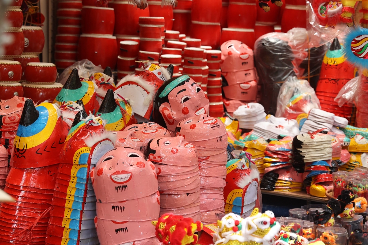 Các loại mặt nạ giấy bồi truyền thống cũng được bày bán phong phú với các nhân vật chú Tễu, Thị Nở, chú Cuội, con trâu, Thỏ ngọc... , có giá từ 30.000 đồng trở lên.