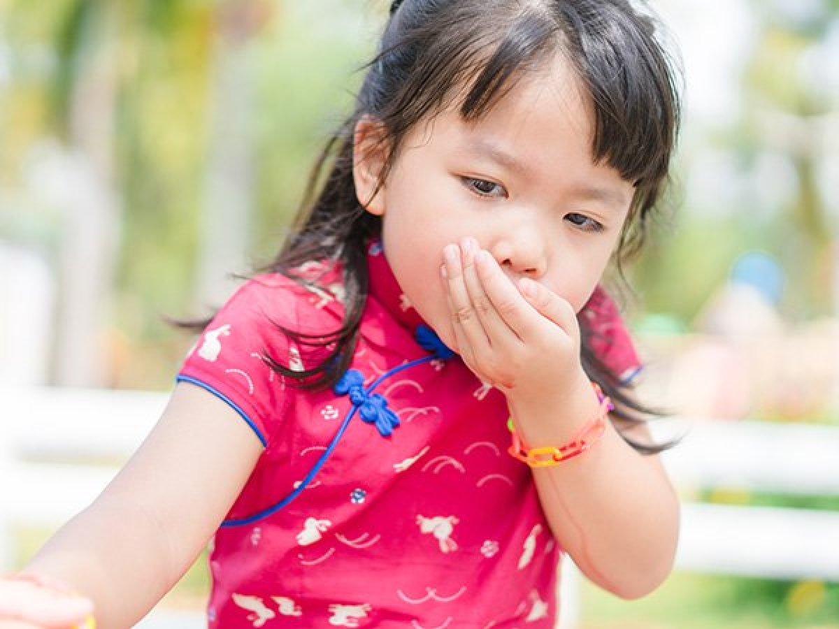 Trẻ khi bị viêm ruột thừa đôi khi có những triệu chứng kèm theo như buồn nôn, tiêu chảy, biếng ăn…