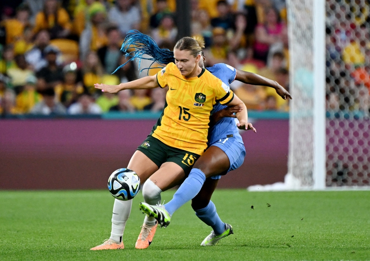 ĐT nữ Australia (áo vàng) lần đầu tiên có mặt ở vòng bán kết World cup nữ (Ảnh: Reuters)