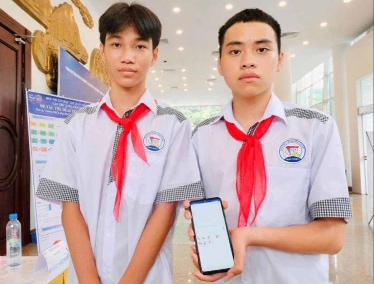 Nguyễn Hoàng Phú và Phùng Khôi Nguyên (từ trái qua) giới thiệu ứng dụng “The Deaf People” hỗ trợ giao tiếp với người khiếm thính, người già lãng tai