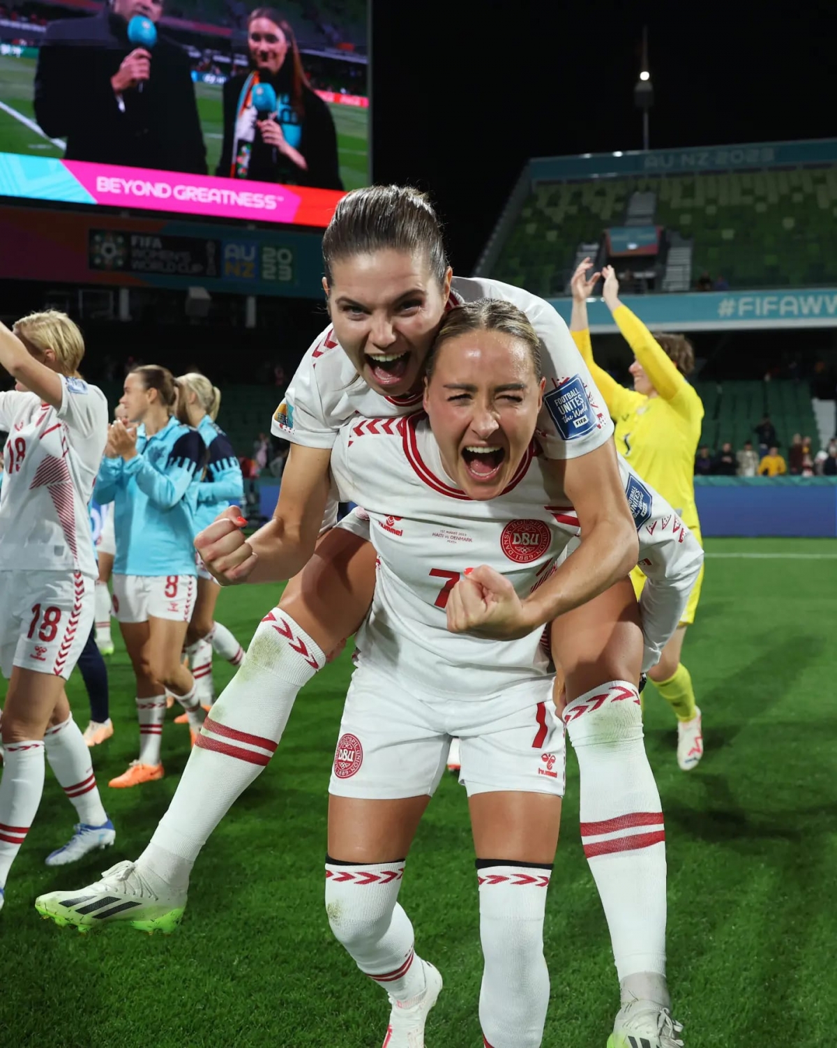 Niềm vui của các nữ cầu thủ Đan Mạch khi vượt qua vòng bảng (Ảnh: FIFA)