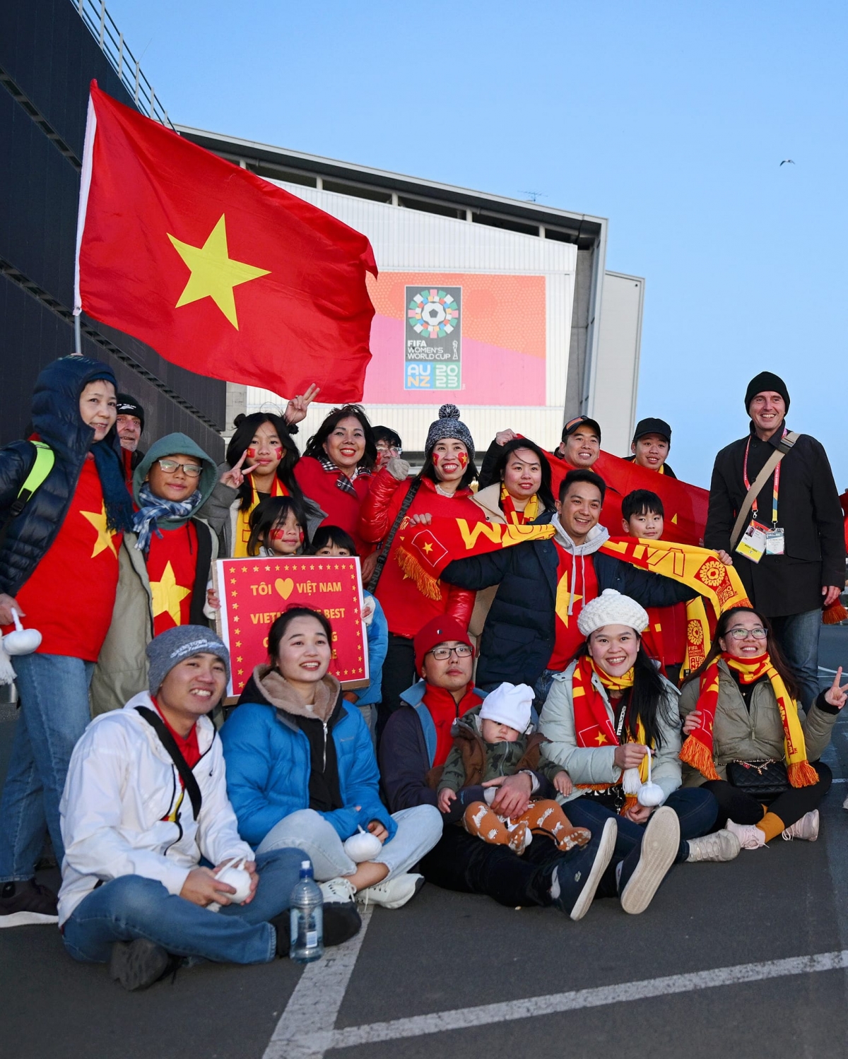CĐV tới sân cổ vũ cho tuyển nữ Việt Nam ở trận đấu cuối cùng (Ảnh: FIFA)