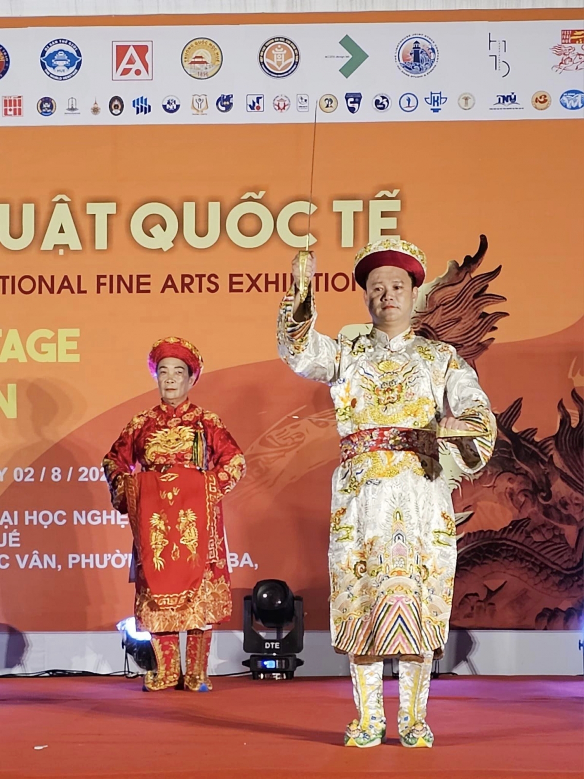 Một số trang phục trình diễn giới thiệu di sản Tín ngưỡng thờ Mẫu Tam phủ của người Việt trong chương trình nghệ thuật Lễ Khai Mạc Triển lãm Mỹ thuật Quốc tế tại Huế tối 2/8