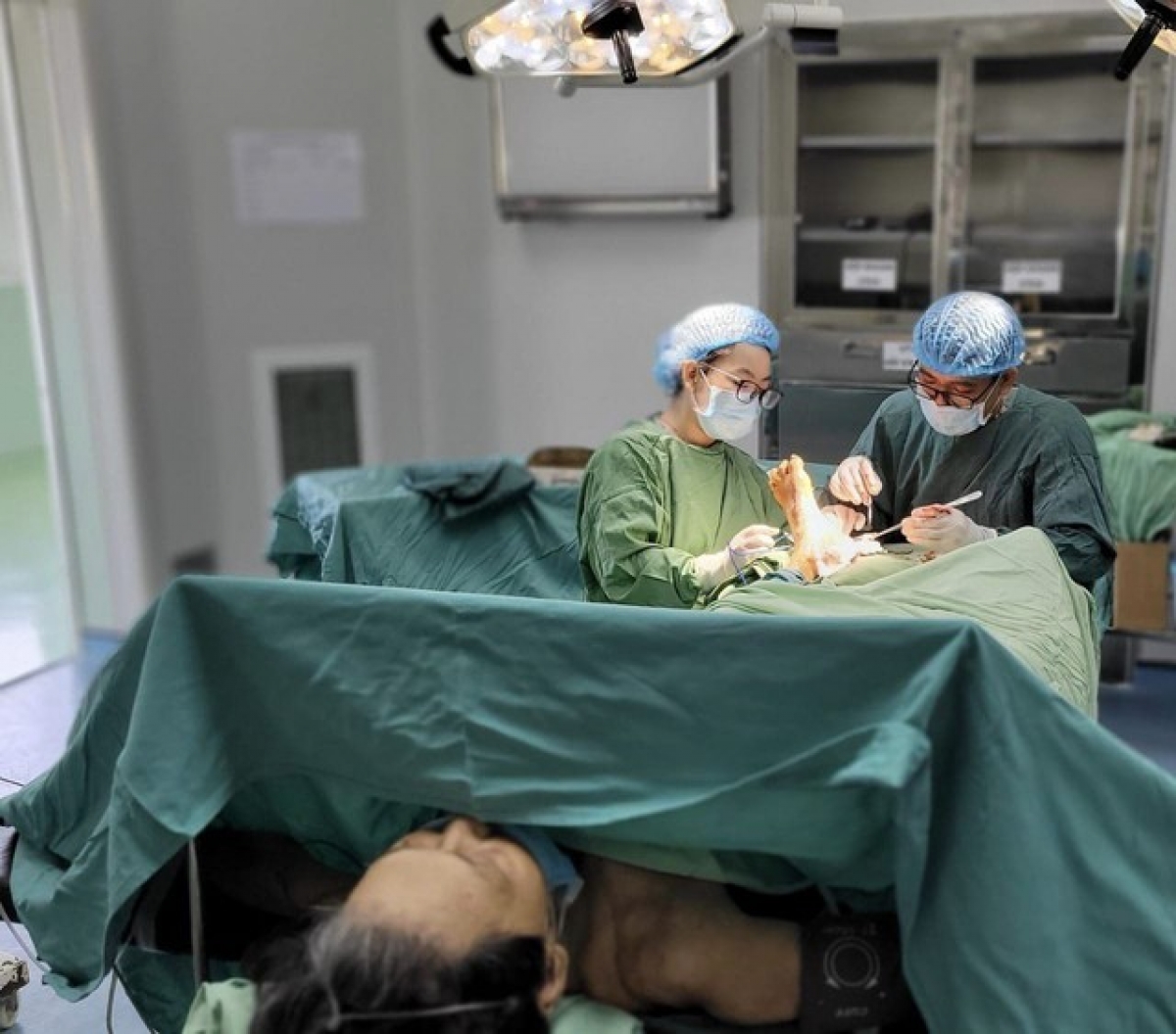 Các bác sĩ tiến hành phẫu thuật loại bỏ tổ các chức hoại tử cho nam bệnh nhân.
