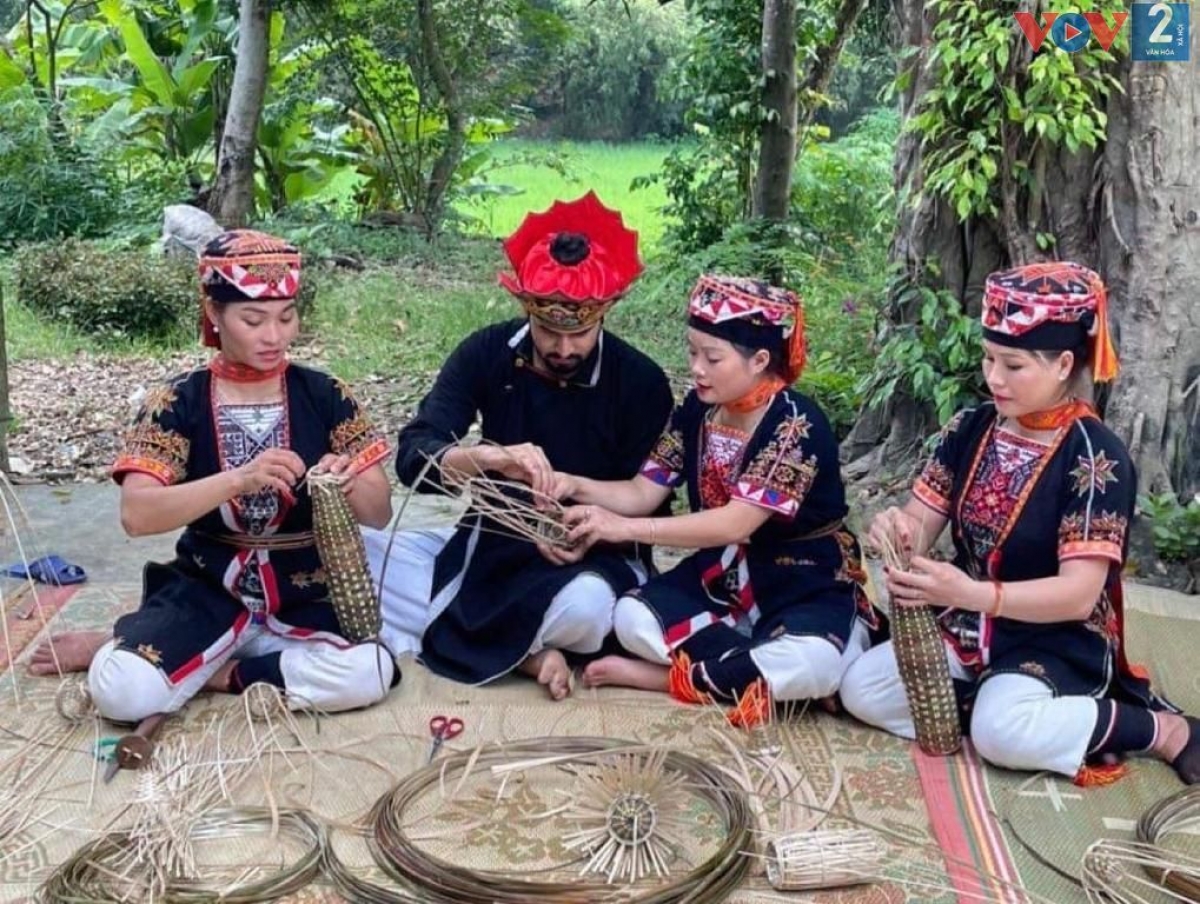 Du khách trải nghiệm nghề thủ công truyền thống của dân tộc Dao