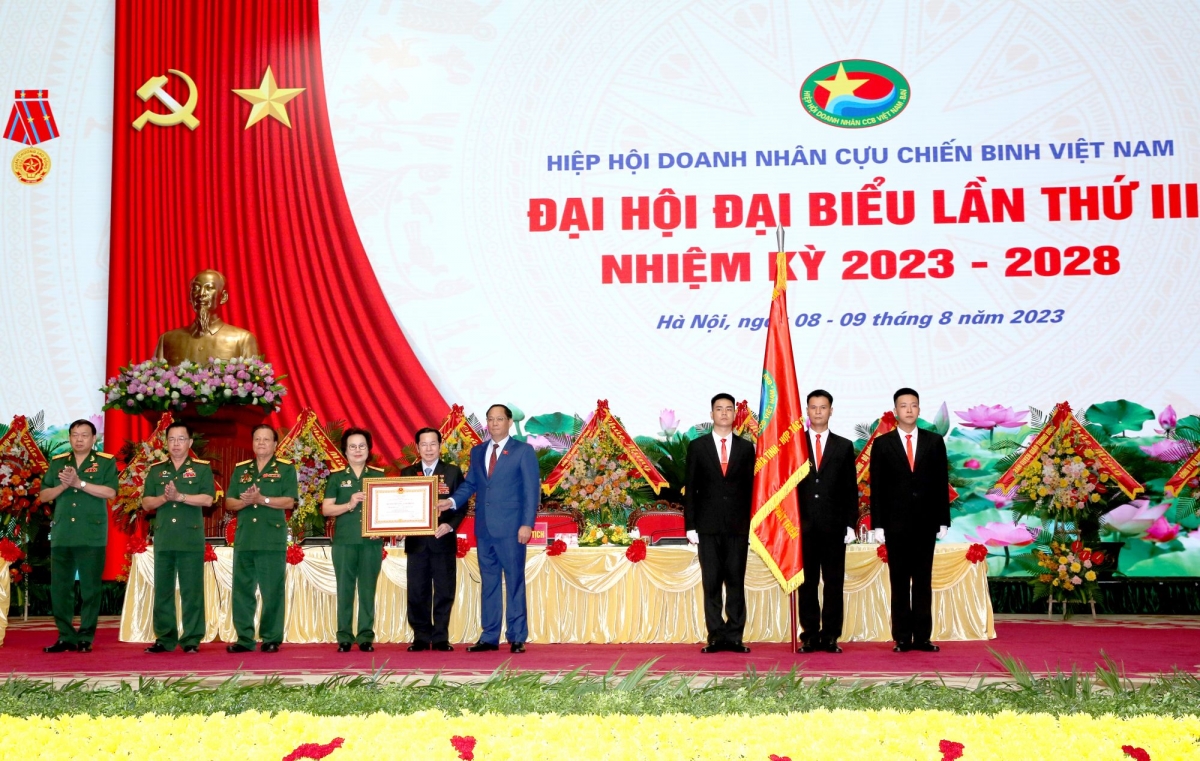 Đồng chí Trần Quang Phương - Ủy viên Ban Chấp hành Trung ương Đảng, Phó Chủ tịch Quốc hội nước CHXHCN Việt Nam trao Huân chương Lao động hạng Nhì cho Hiệp hội Doanh nhân CCB Việt Nam.