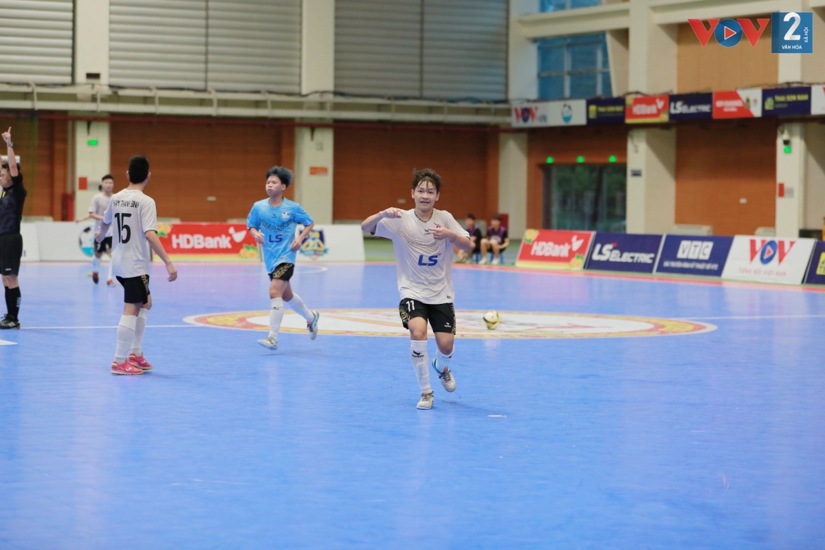 Cầu thủ trẻ Nguyễn Trọng Kiên toả sáng với 1 cú đúp trong chưa đầy 2 phút nhưng cũng không đủ giúp Hà Nội tránh khỏi thất bại 3-8 trước Sahako