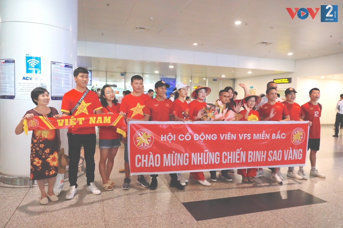 Ngay từ sớm đã có rất đông CĐV đến sân bay Nội Bài chờ đón ĐT Việt Nam về nước sau hành trình lịch sử tại World Cup nữ 2023