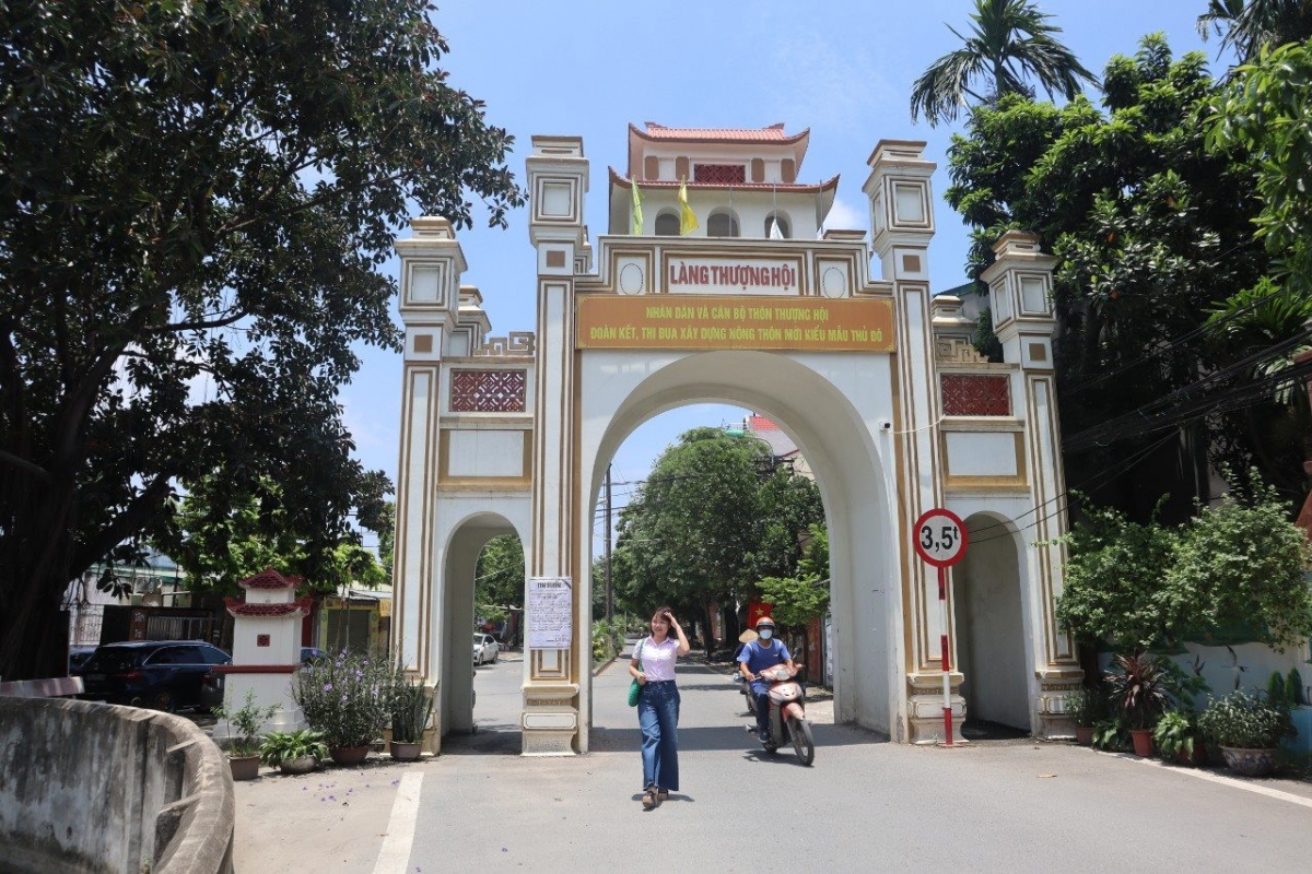 Cổng làng Thượng Hội, công trình có sự ủng hộ một phần kinh phí của bà Đỗ Thị Loan khi xây dựng.