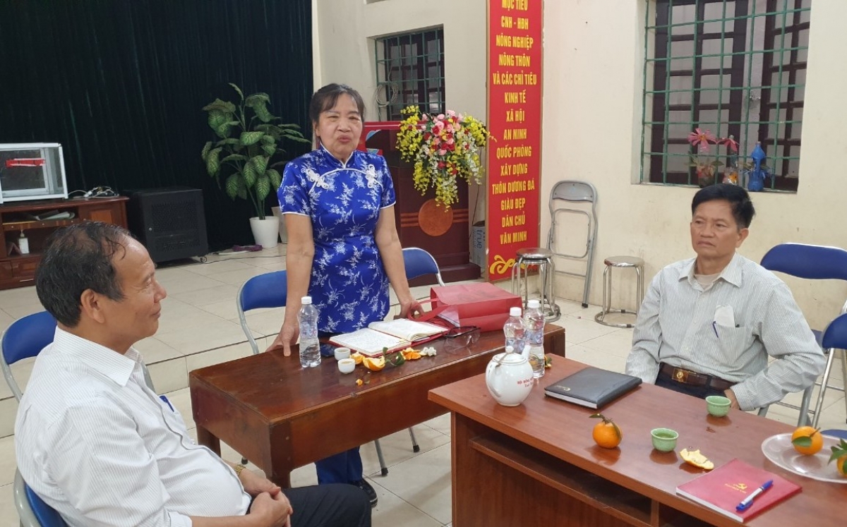 Bà Dương Thị Lừng (áo xanh) trong một buổi họp với sự tham dự của ông Phùng Đắc Xương, Bí thư Chi bộ thôn Dương Đá (ngoài cùng bên phải)