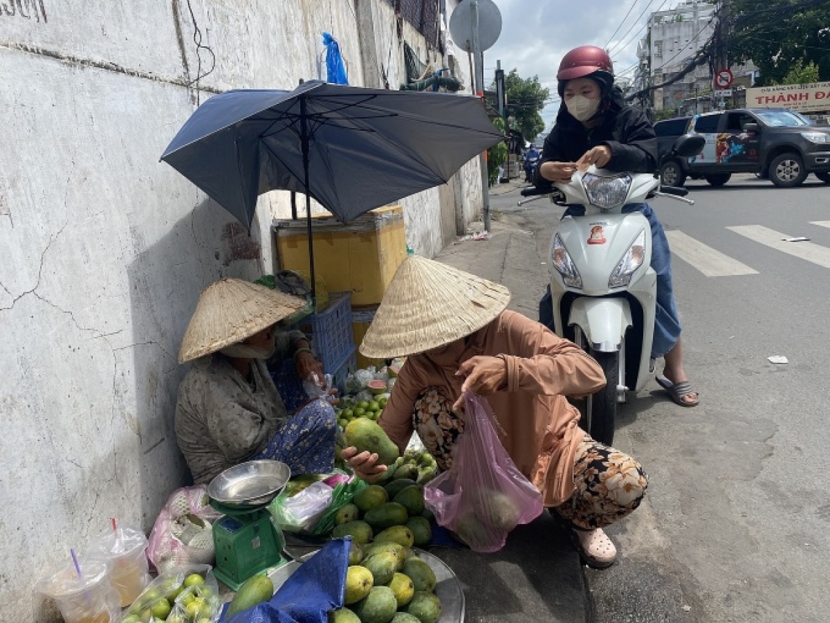 Bà Lưu Thị Thà, quê Mỹ Tho, Tiền Giang bán trái cây mưu sinh trên đường An Dương Vương,
​​​quận 6, TP.HCM