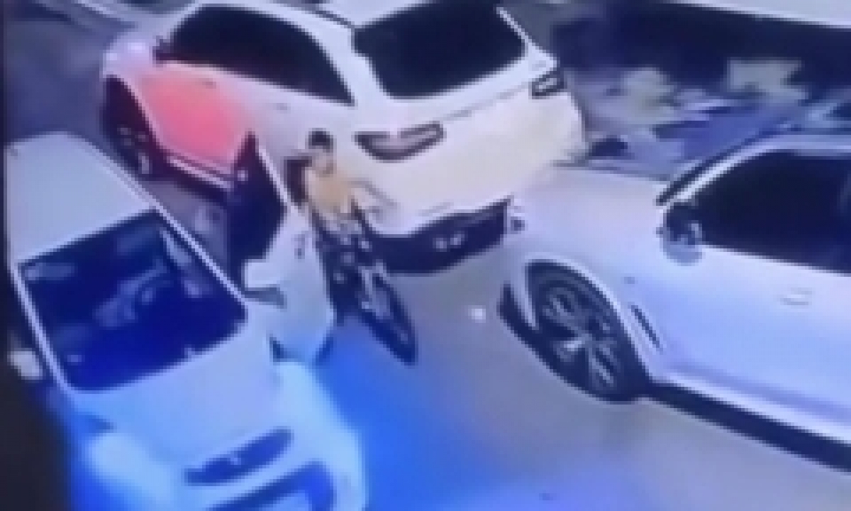 Trung mở cửa xe, khống chế bé trai đi xe đạp (cắt từ video)