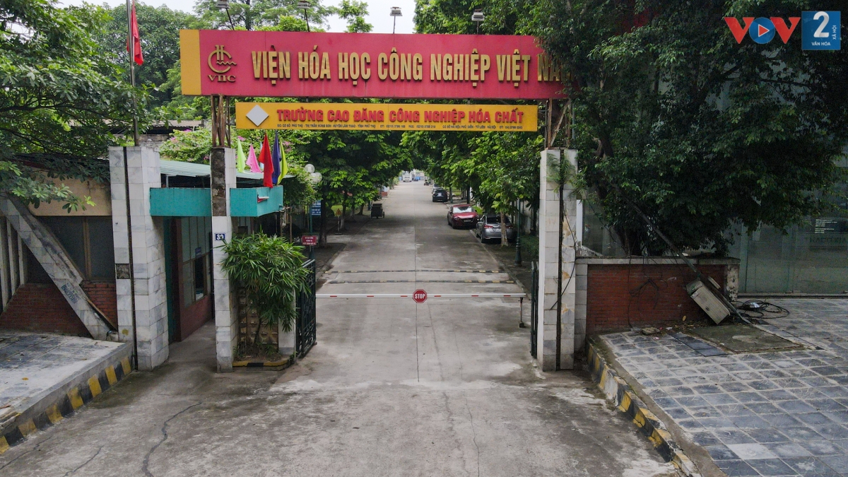 Viện Hóa học công nghiệp Việt Nam nằm trên QL32 (quận Nam Từ Liêm) có diện tích 30.000 m2 là nơi nghiên cứu công nghệ ngành hóa chất, sản xuất thuốc tuyển quặng.