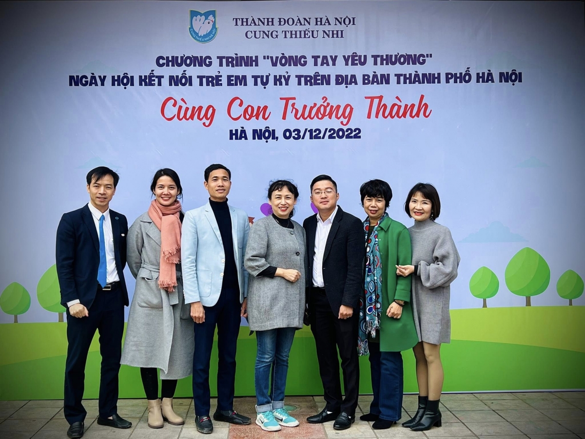 Chị Hạnh (áo xanh) cùng các thành viên CLB Gia đình người tự kỷ Hà Nội trong ngày hội của trẻ em tự kỷ Hà Nội ( Ảnh do CLB cung cấp)