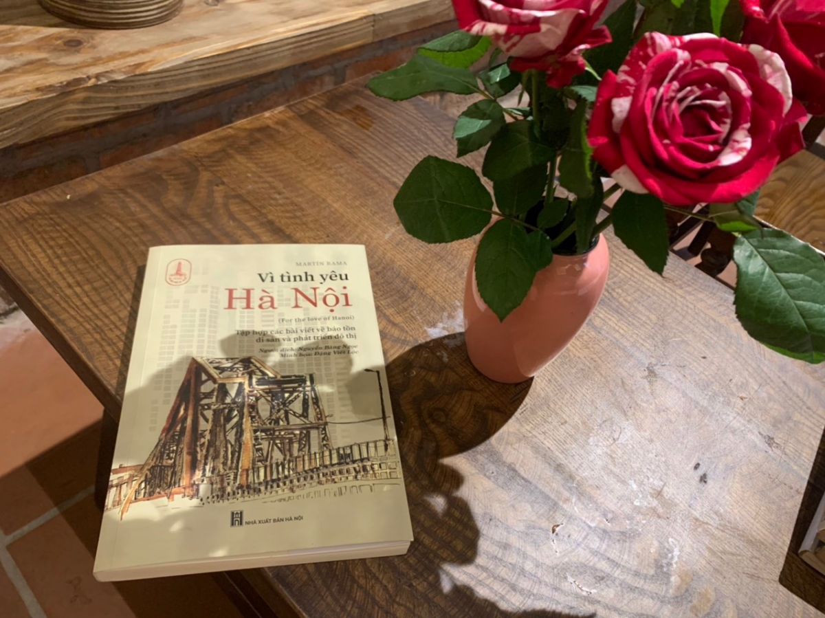 "Vì tình yêu Hà Nội" được Hoàng Oanh, chủ quán cafe Valley, một quán cafe đậm chất Hà Nội gửi tới độc giả đồng thời là những người yêu Hà Nội