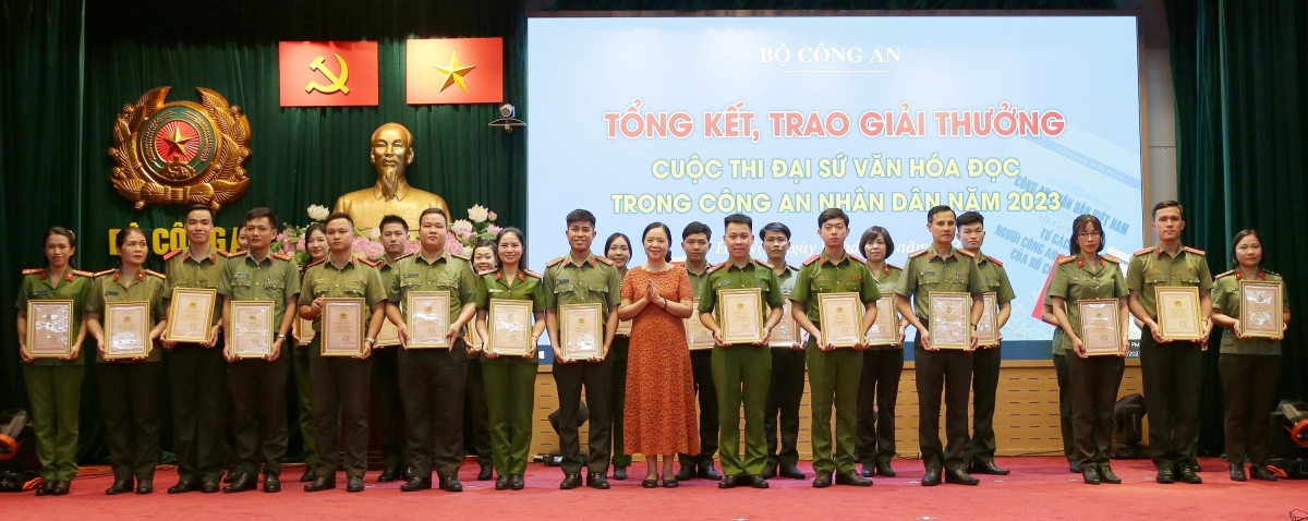 TS Vũ Dương Thúy Ngà đại diện Ban Giám khảo trao giải cho các cá nhân đạt giải khuyến khích. Ảnh: Nguyễn Hoa
