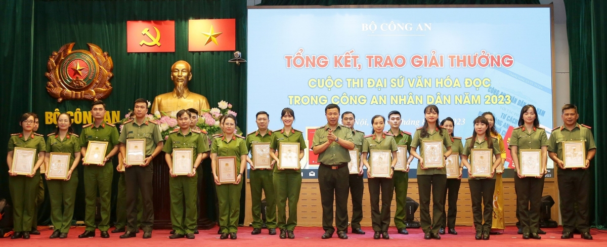Thiếu tướng, NSND Nguyễn Công Bẩy, Phó Cục trưởng Cục Công tác Đảng và công tác chính trị trao giải thưởng cho đại diện các đơn vị, cá nhân đạt giải. Ảnh: Nguyễn Hoa