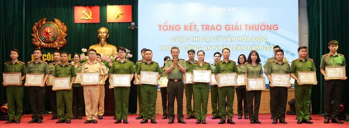 Trung tướng Nguyễn Ngọc Toàn, Cục trưởng Cục Công tác Đảng và công tác chính trị trao Bằng khen của Bộ Công an cho các thí sinh đạt Giải A. Ảnh: Nguyễn Hoa