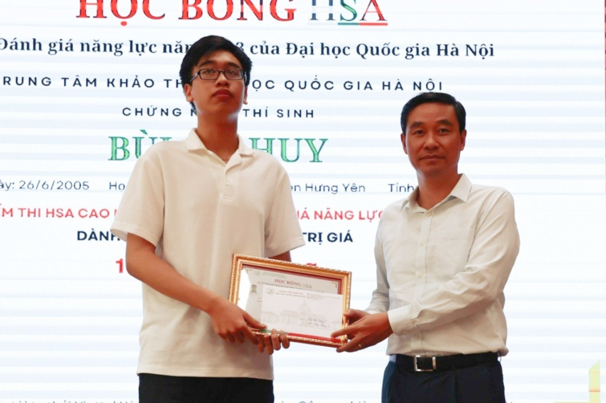 PGS.TS Nguyễn Hoàng Hải - Phó Giám đốc ĐHQG Hà Nội trao học bổng
cho thủ khoa HSA Bùi An Huy