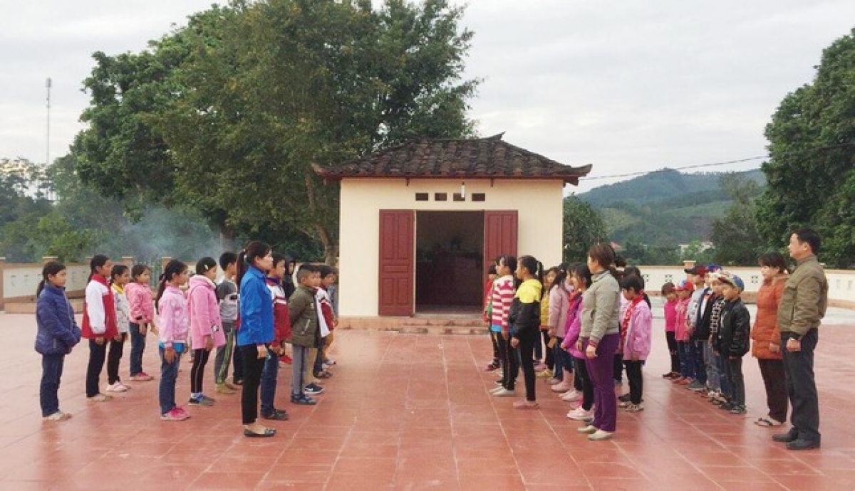 Trẻ em địa phương trong một buổi nghe giới thiệu về lịch sử, truyền thống tại khu vực Đình Pò Háng