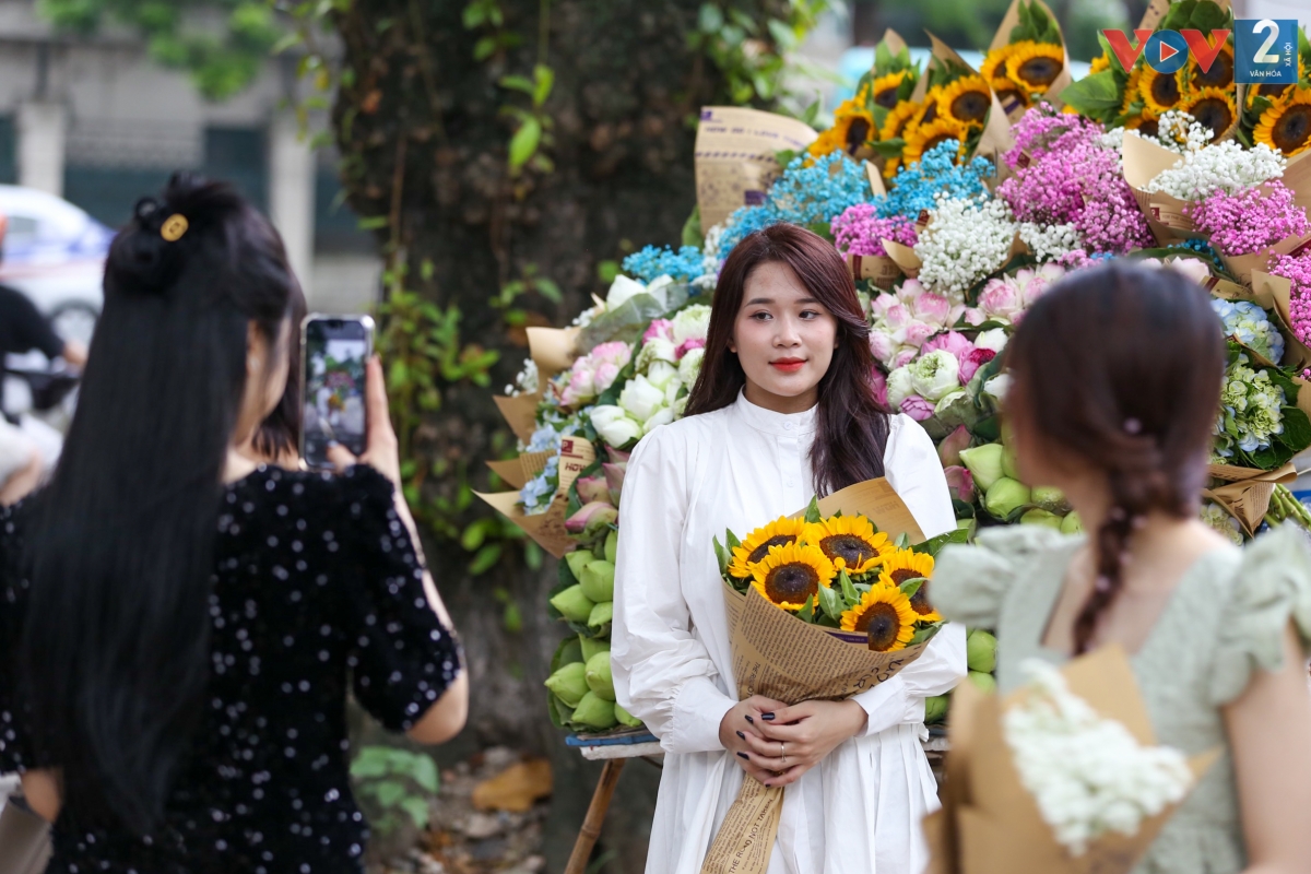 Trên phố Phan Đình Phùng, nhiều người dân, du khách tranh thủ diện áo dài, chụp ảnh check-in, lưu giữ những khoảnh khắc đẹp của mùa thu Hà Nội.