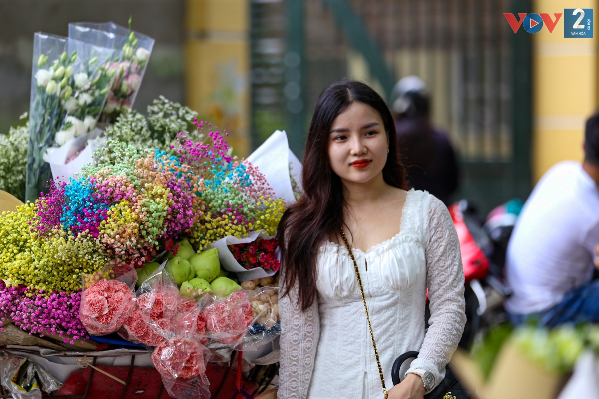 Chỉ cần nhìn vào các sắc hoa trên xe, người ta có thể biết được Hà Nội đang ở mùa nào. Những xe hoa rong - xe chở mùa ấy không chỉ phục vụ nhu cầu chơi hoa, thưởng hoa của người Hà Thành, tô điểm cho cảnh sắc Thủ đô mà còn tạo ấn tượng sâu sắc đối với du khách đến với Hà Nội.