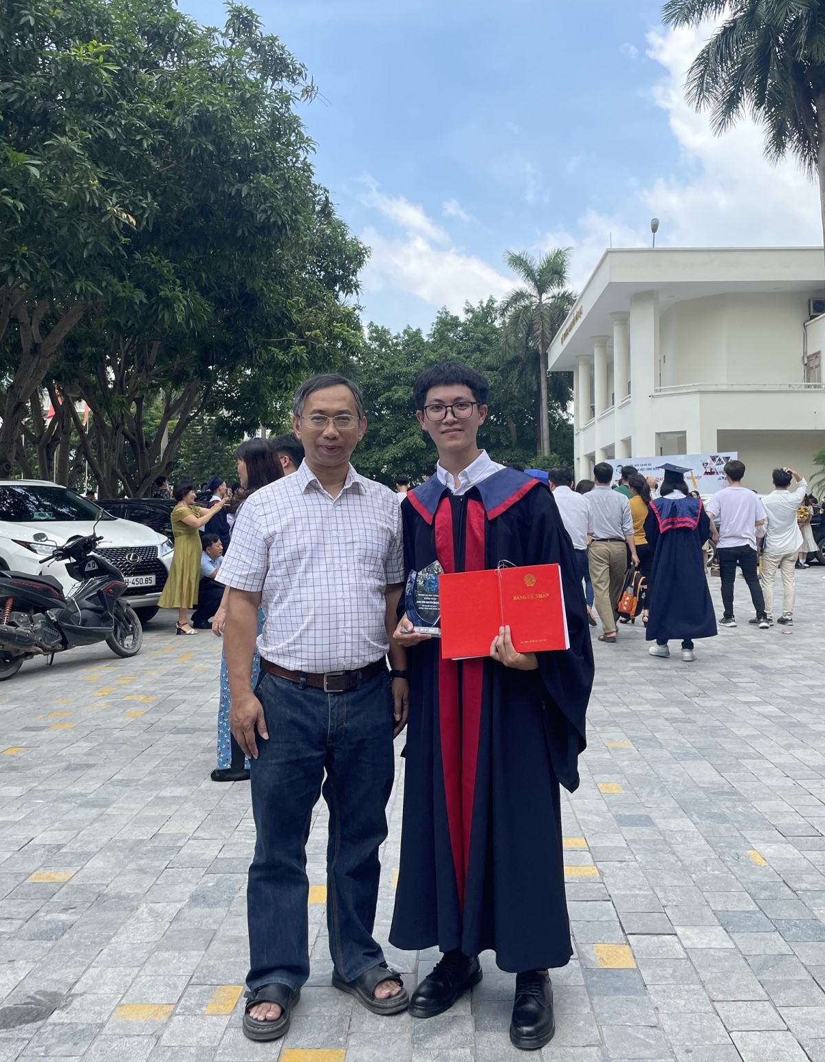 Nguyễn Quang Huy (bên phải ảnh) và người thầy của em  TS. Nguyễn Đại Thọ – giảng viên Khoa Công nghệ thông tin, Trường ĐH Công nghệ