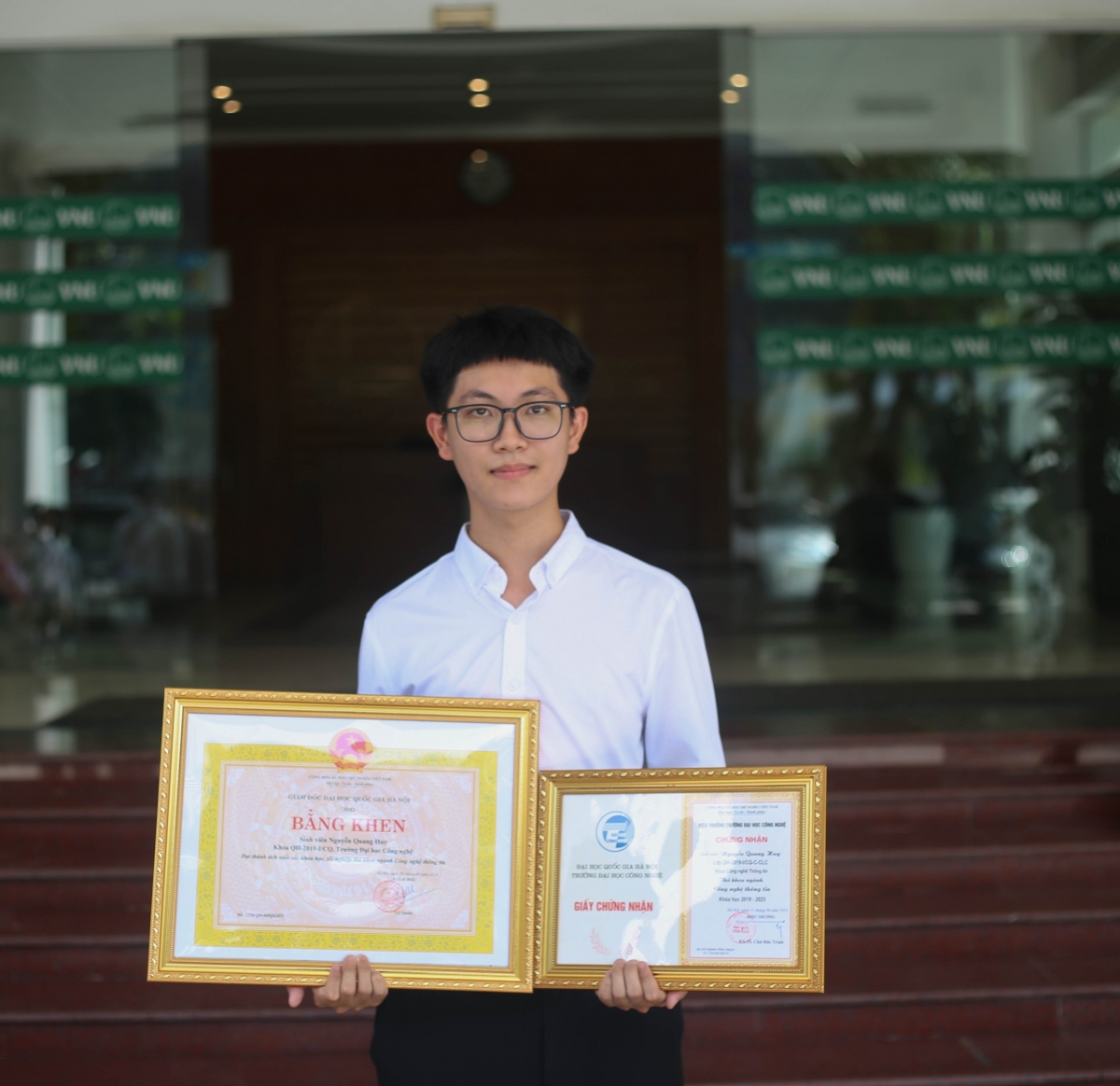 Sinh viên Nguyễn Quang Huy nhận Bằng khen của Giám đốc ĐHQGHN tại lễ bế giảng
