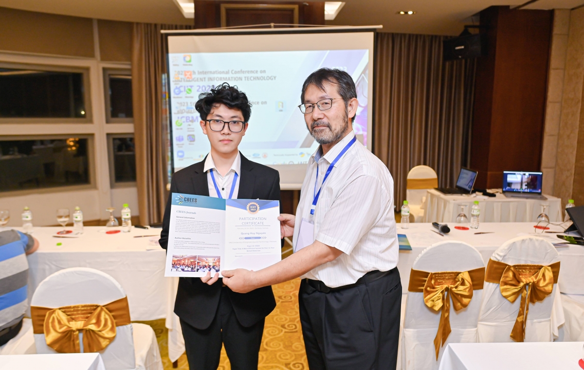 Nguyễn Quang Huy (bên trái ảnh) tham gia hội nghị quốc tếConference on Intelligent Information Technology (ICIIT 2023)