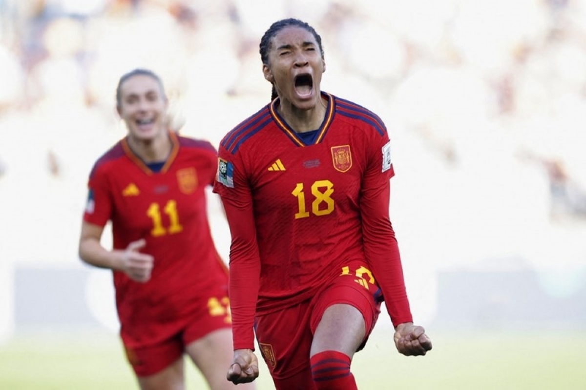 Salma Paralluelo ăn mừng bàn thắng ở phút thứ 111. (Ảnh: Reuters)