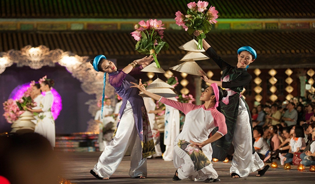 Lễ hội Áo dài Huế - lễ hội Áo dài đầu tiên tại Việt Nam đã ghi dấu ấn đậm sâu trong lòng công chúng Việt Nam và bạn bè quốc tế